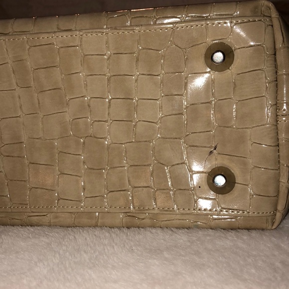 Mid-size alligator print neutral purse - Picture 4 of 4